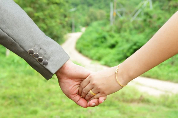 Coppia tenendosi per mano — Foto Stock