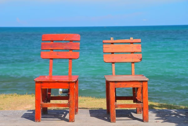 两把椅子在海滩海边. — 图库照片