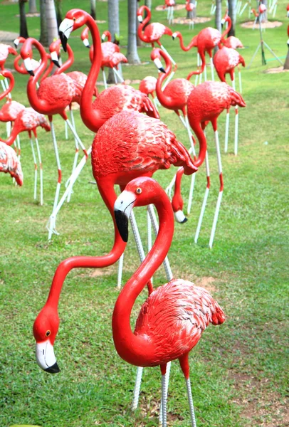Фламинго-статуя — стоковое фото