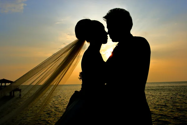 Silhouette man and woman on sunset — Stock Photo, Image