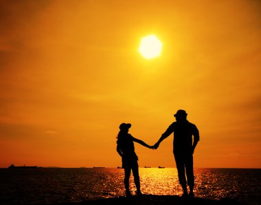 genç bir çift silüeti