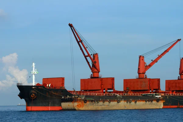 Nákladní loď s jeřábem — Stock fotografie