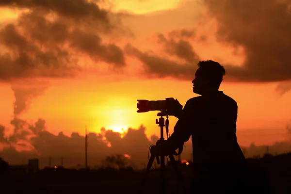 Silhouette of young photographer — Stock Photo, Image