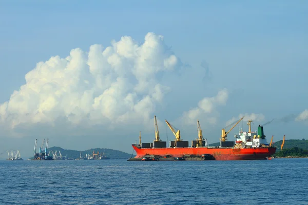 Carga de buques con grúa en el golfo . —  Fotos de Stock