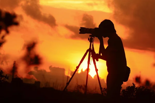 Silueta de joven fotógrafo — Foto de Stock