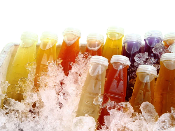 クリッピング パス、氷の上の色のボトル. — ストック写真