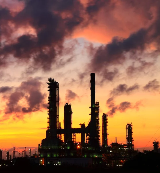 Olieraffinaderi ved solopgang - Stock-foto