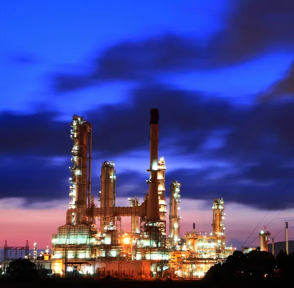 Refinería de petróleo al amanecer . — Foto de Stock