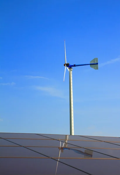 Tuuliturbiini ja aurinkopaneelit — kuvapankkivalokuva