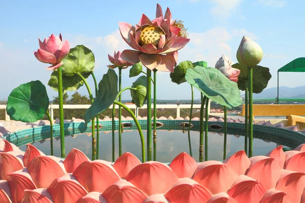 Lotus sculptuur in fontein — Stockfoto