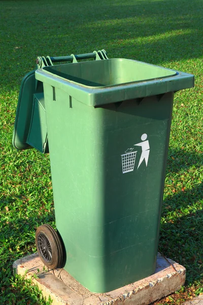 Zielony pojemnik recykling tworzyw sztucznych — Zdjęcie stockowe
