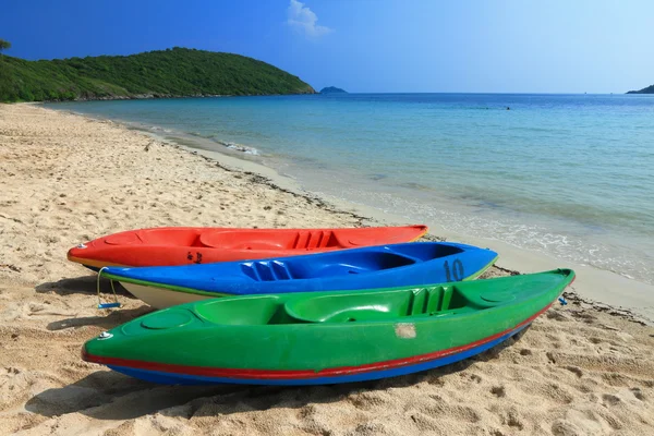 Barevné lodě na pláži — Stock fotografie