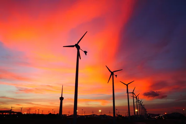 Silhouetten von Windkraftanlagen — Stockfoto