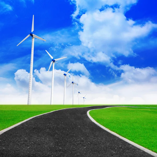 Путь с ветряными турбинами, генерирующими электричество — стоковое фото