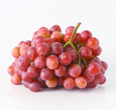 beyaz zemin üzerinde üzüm.