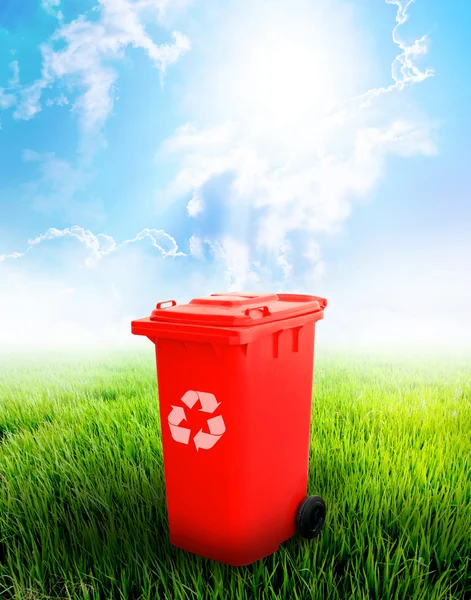 Papelera de reciclaje roja —  Fotos de Stock