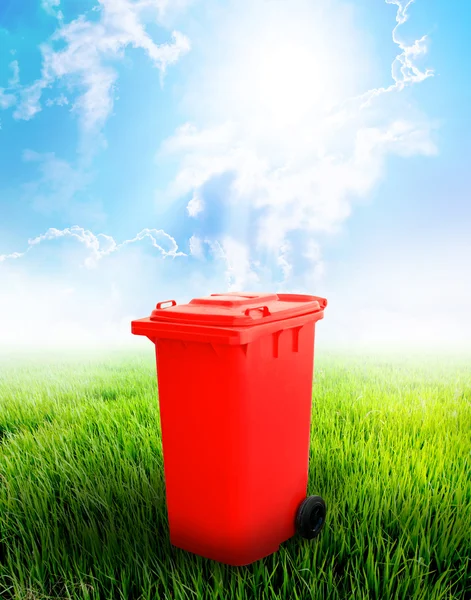 Papelera de reciclaje roja —  Fotos de Stock