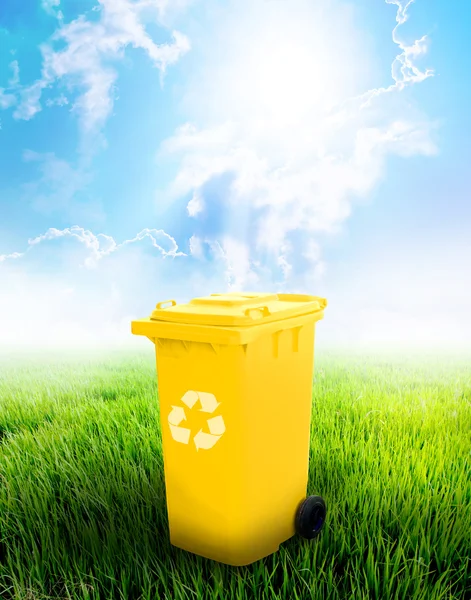Gele recycleren bin — Stockfoto