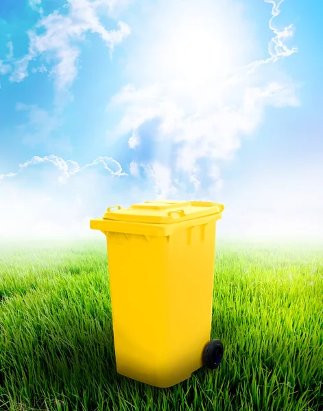 Yellow Recycle Bin — Stock Photo, Image