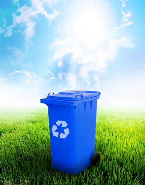 Blue Recycle Bin — Stockfoto