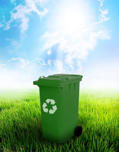 Green Recycle Bin — Stock Photo, Image