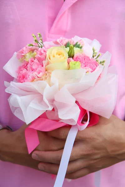 Man hands holding beautiful bouquet — Stock Photo, Image