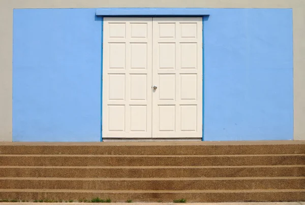 Escaleras con puerta cerrada de madera blanca —  Fotos de Stock