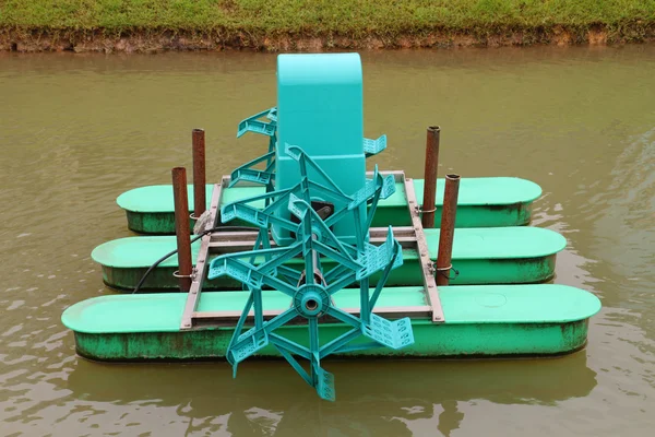 Roda de água flutuando no canal — Fotografia de Stock