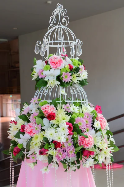 Красиві квіти готові до весільної церемонії — стокове фото