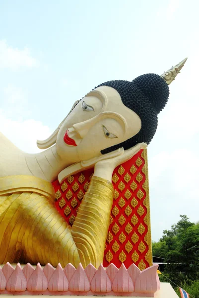 Buda reclinada no templo — Fotografia de Stock