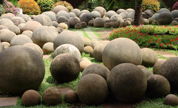 Piedra de guijarro en el jardín tropical — Foto de Stock