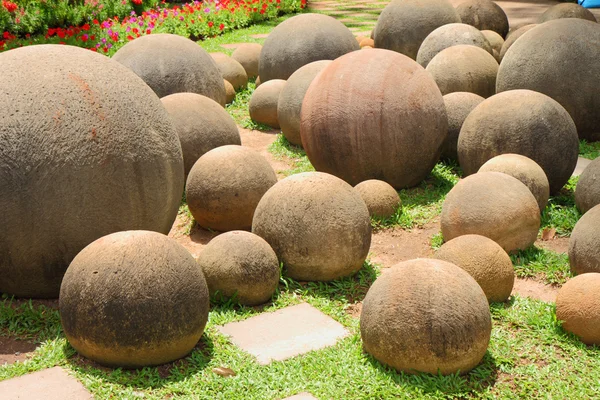 Sten sten i den tropiska trädgården — Stockfoto