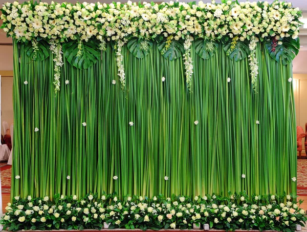 Green backdrop flowers arrangement — Stock Photo, Image