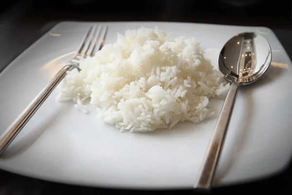 Arroz cozido em prato branco — Fotografia de Stock