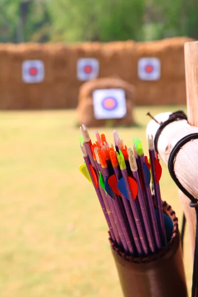 Flechas y tiro con arco objetivo —  Fotos de Stock