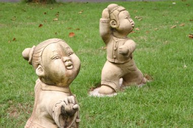 çim sahada Çinli savaşçı heykeli