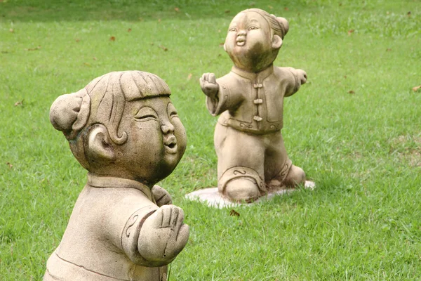 Estatua de luchador chino en campo de hierba — Foto de Stock