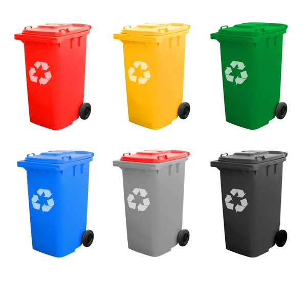 Papeleras de reciclaje coloridas aisladas con signo de reciclaje — Foto de Stock