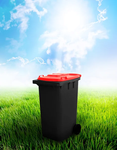 Papelera de reciclaje negra y roja — Foto de Stock