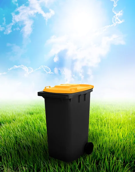 Papelera de reciclaje negra y amarilla — Foto de Stock