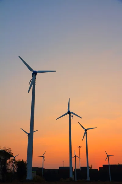 Silhouetten von Windkraftanlagen mit sauberer Energie — Stockfoto