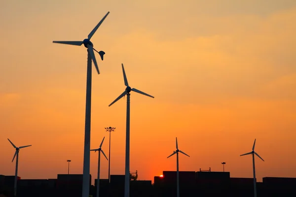 Silhouetten von Windkraftanlagen mit sauberer Energie — Stockfoto