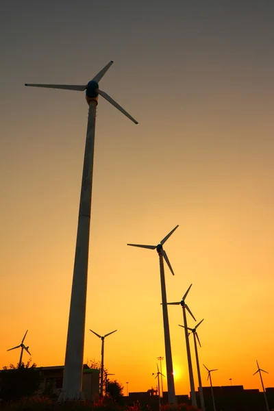 Silhouetten von Windkraftanlagen mit sauberer Energie — Stockfoto