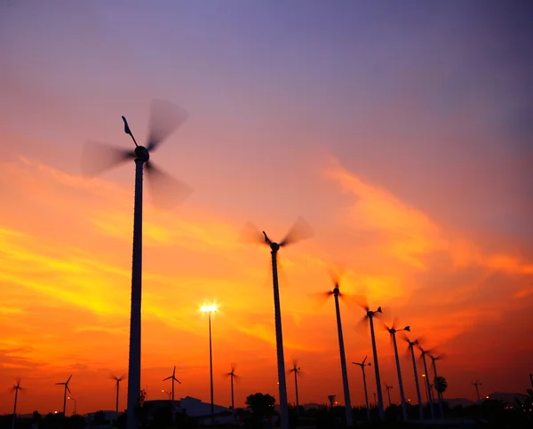 Silhouetten von Windkraftanlagen mit sauberer Energie — Stockfoto