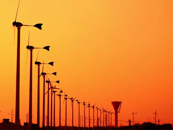 Silhouettes d'éoliennes à énergie propre — Photo