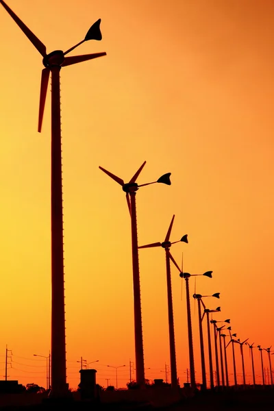 Czystej energii wiatrowej turbiny sylwetki — Zdjęcie stockowe