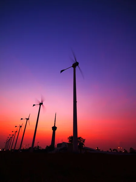 Silhouetten von Windkraftanlagen mit sauberer Energie — Stockfoto