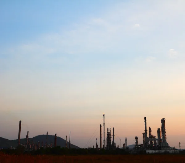 Oljeraffinaderi i soluppgången, — Stockfoto