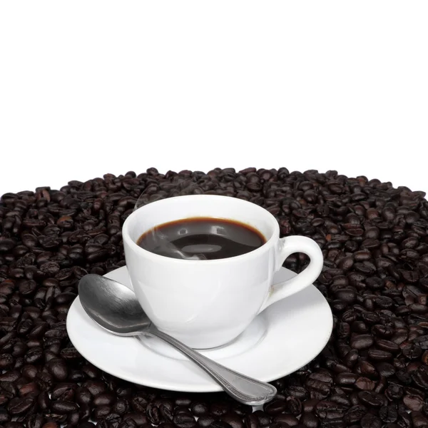 Кубок черного кофе с кофейными бобами — стоковое фото