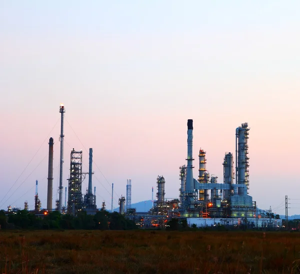 Oljeraffinaderi i soluppgången — Stockfoto